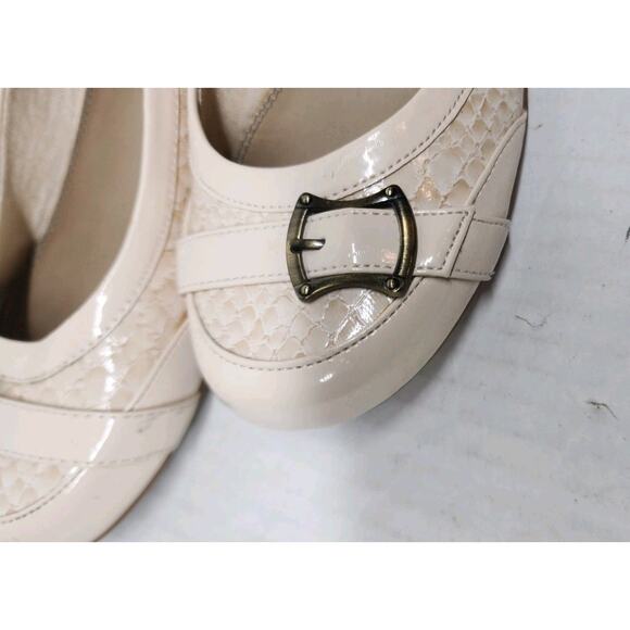 Lifestride Women’s 9M Slip Ons Cream Snake Skin Texture W/ Buckle Low Wedge Heel - Picture 12 of 14